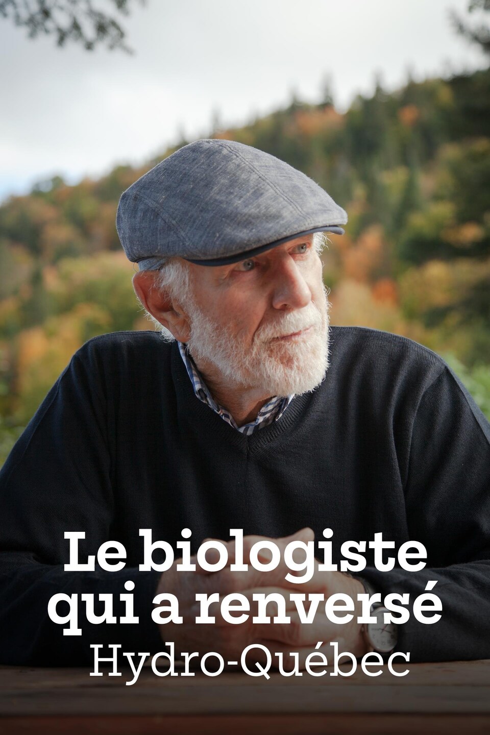 Jean Bédard est appuyé ur une table à pique-nique en bois. Il regarde vers sa gauche.