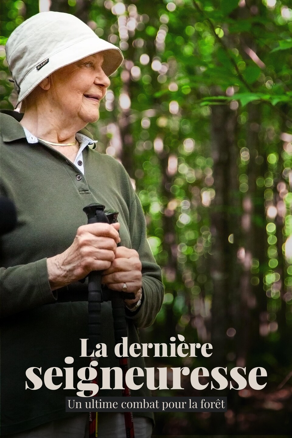 Image promotionnelle de l'article La dernière seigneuresse. Francine, souriante, regarde vers la droite. Elle porte un chapeau blanc et tiens deux bâtons de marche dans ses mains. On aperçoit, derrière elle, une forêt verdoyante.