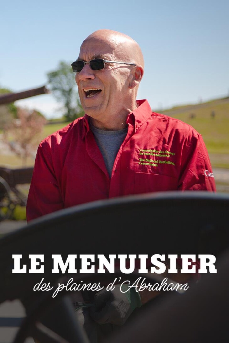 Jean Guy regarde vers sa droite en rigolant