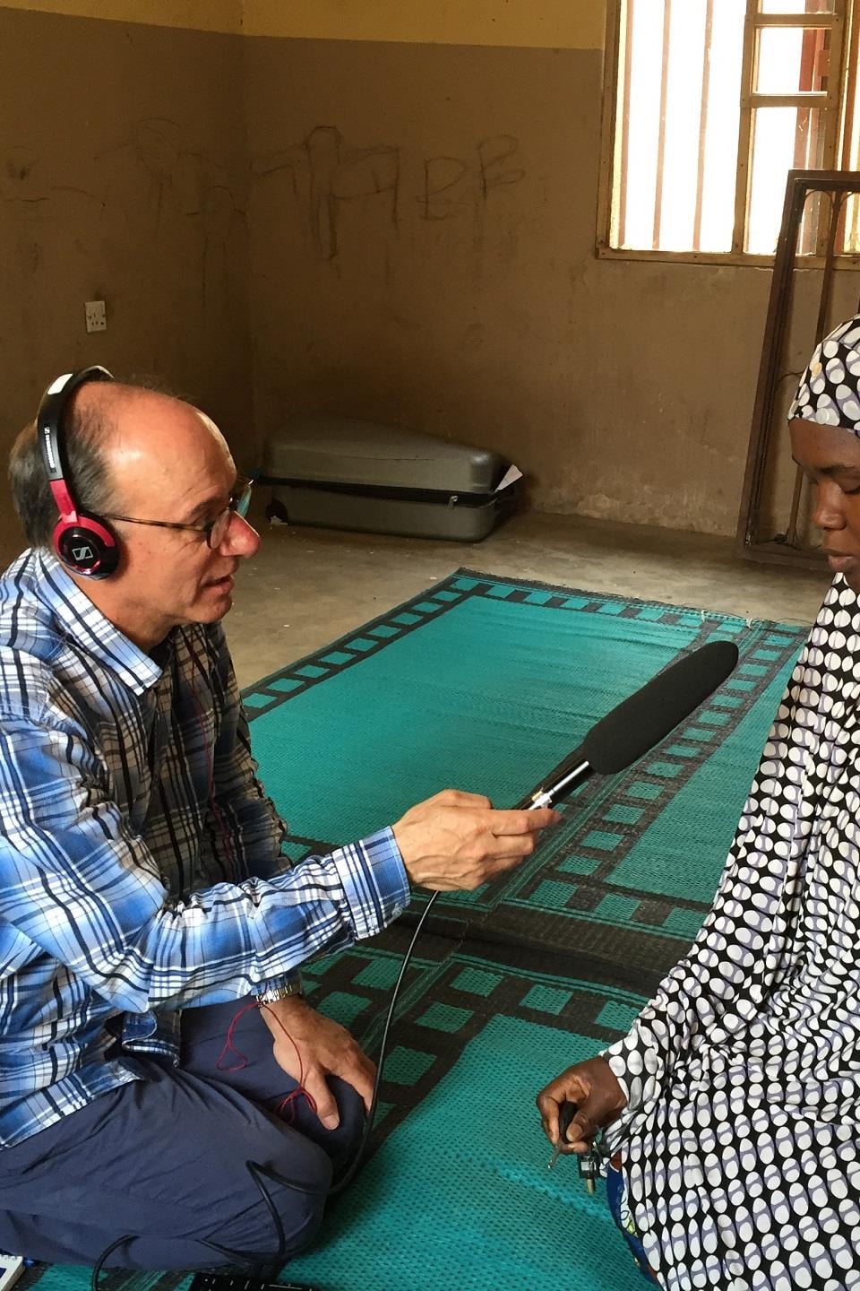 Sylvain Desjardins réalisant une entrevue avec une femme
voilée au Nigéria.