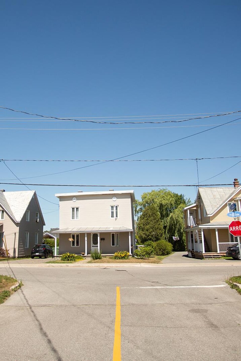 Des maisons de toutes les époques peuplent une des rues principales du village de Saint-Marc-des-Carrières.