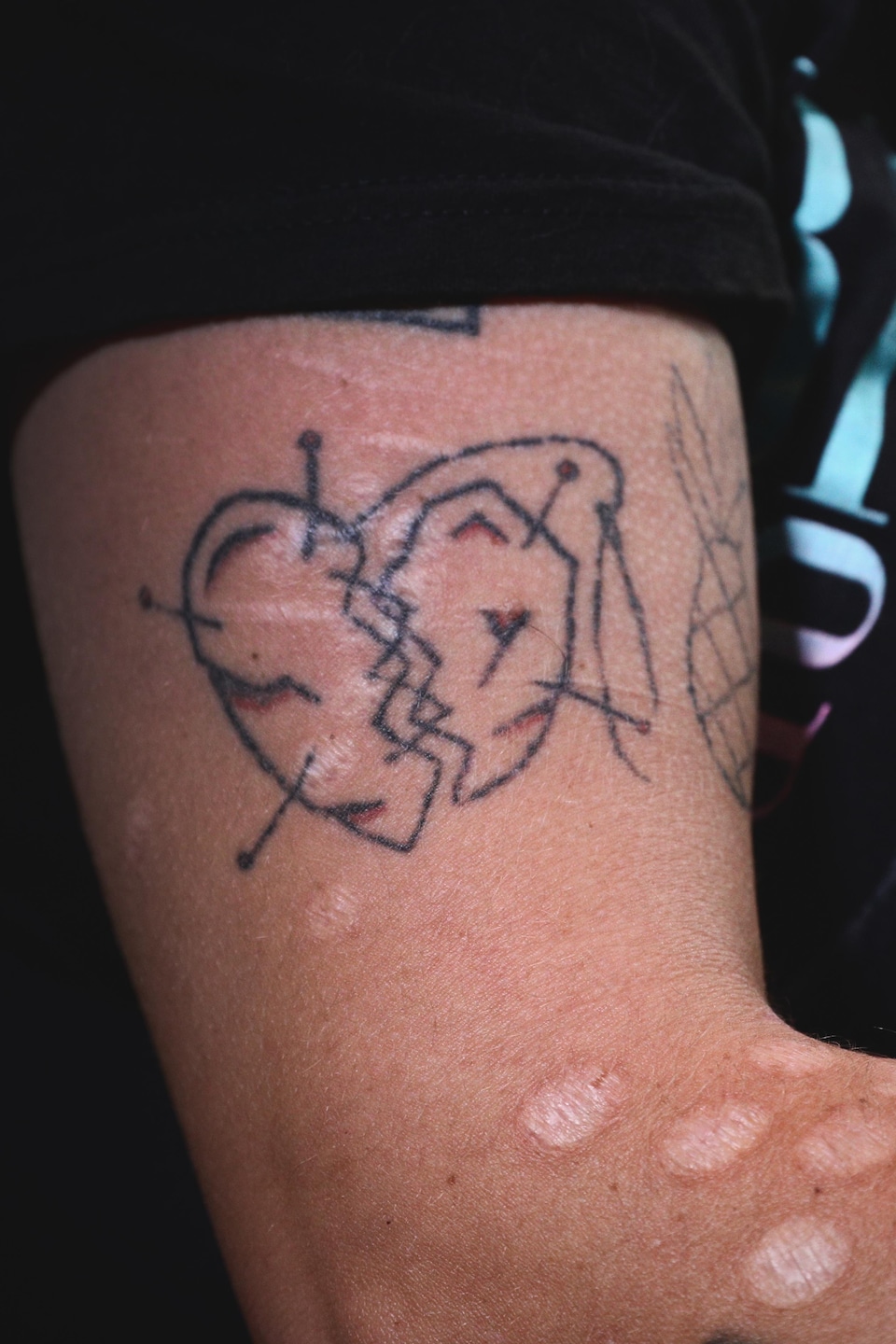 Tatouage d'un coeur brisé sur le bras de becks