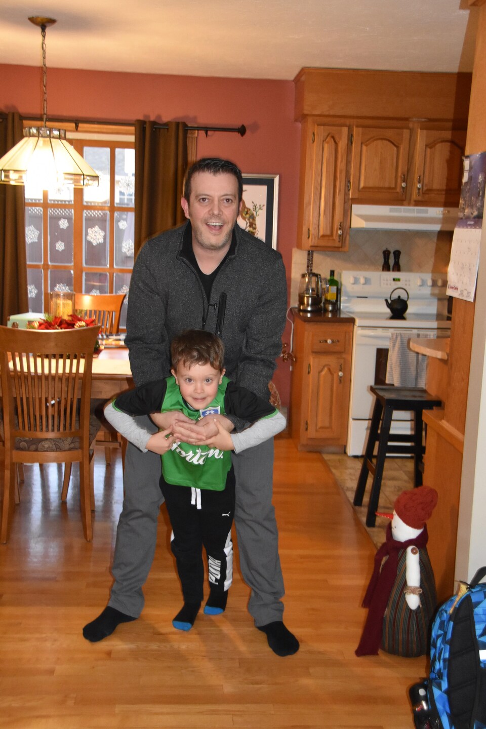 Kit et son fils Mathias dans la cuisine.