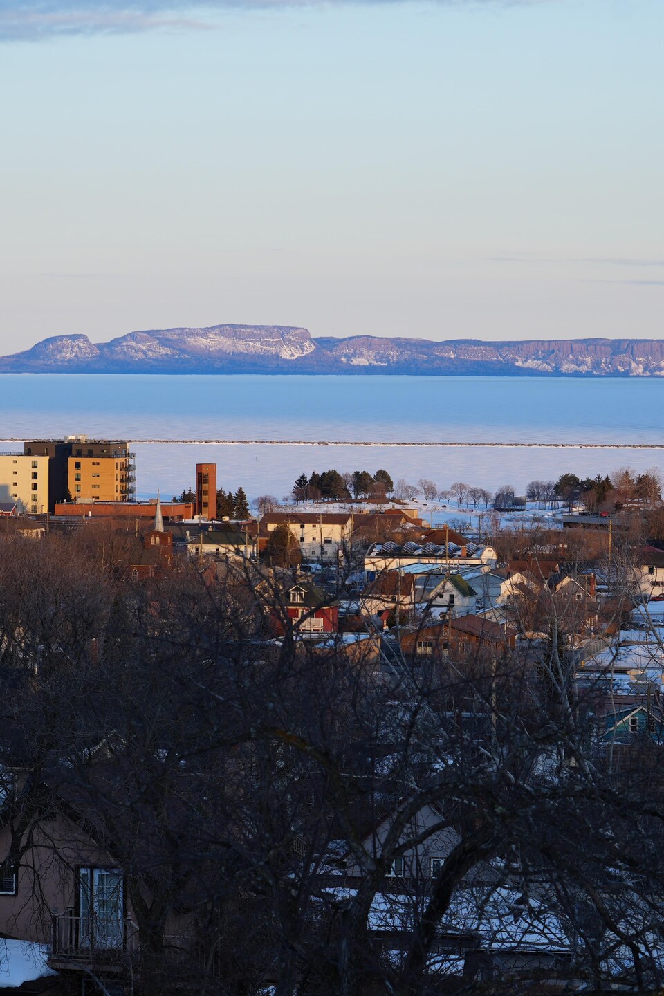Une partie de la ville de Thunder Bay, avec le parc provincial Sleeping Giant en arrière-plan. 