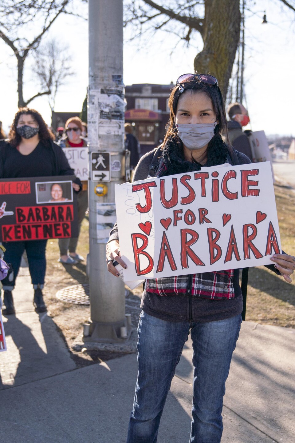 Une manifestation lors du procès de Brayden Bushby à Thunder Bay, en novembre 2020. Il a jeté un attelage de remorque sur Barbara Kentner, une femme des Premières Nations qui est décédée plusieurs mois après l'agression de 2017. 