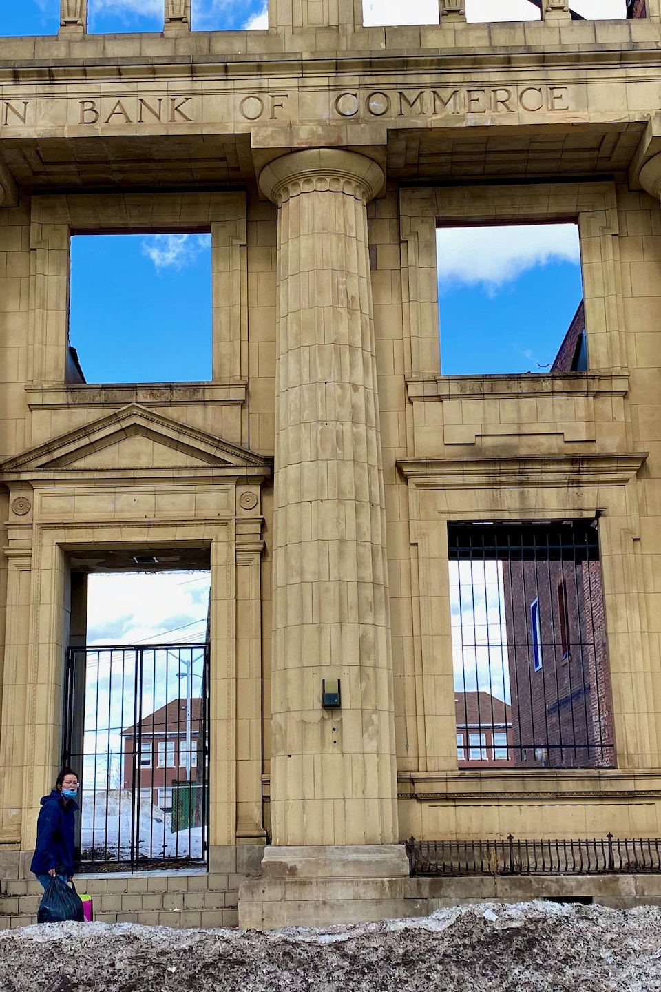 La façade d'une ancienne succursale de la Banque canadienne de commerce, dans le centre-ville de Thunder Bay.