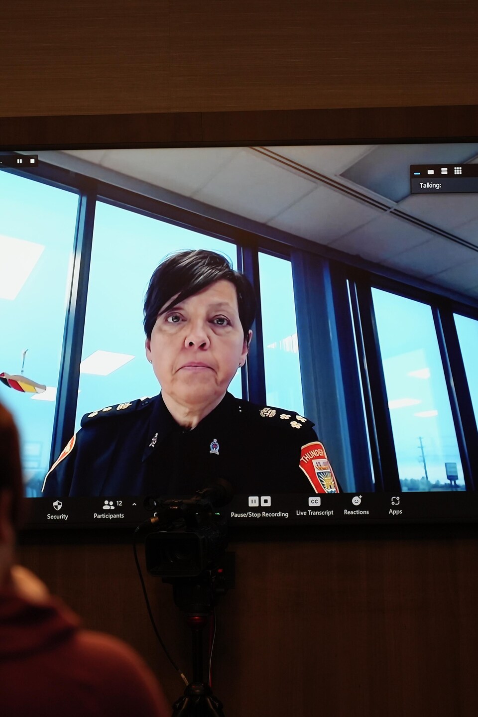 La cheffe de police de Thunder Bay Sylvie Hauth devant la Commission des services policiers de Thunder Bay.
