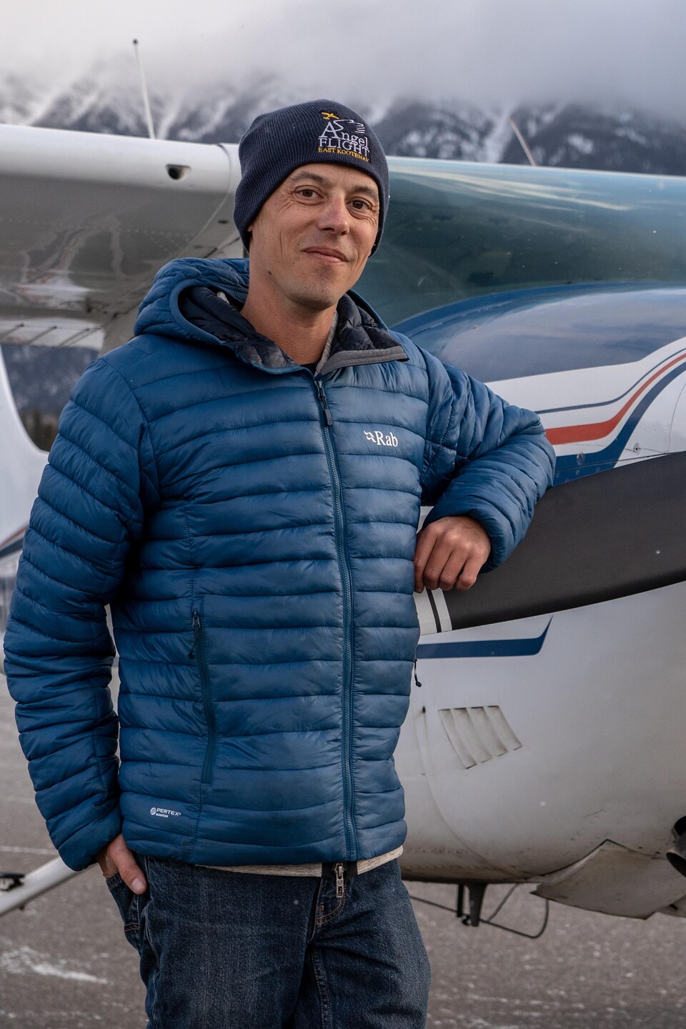 Todd Weselake à côté d'un petit avion.