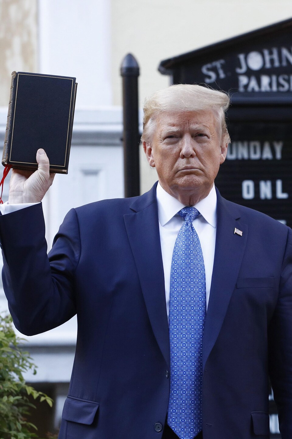 Donald Trump, brandissant une bible devant l'église St. John's.