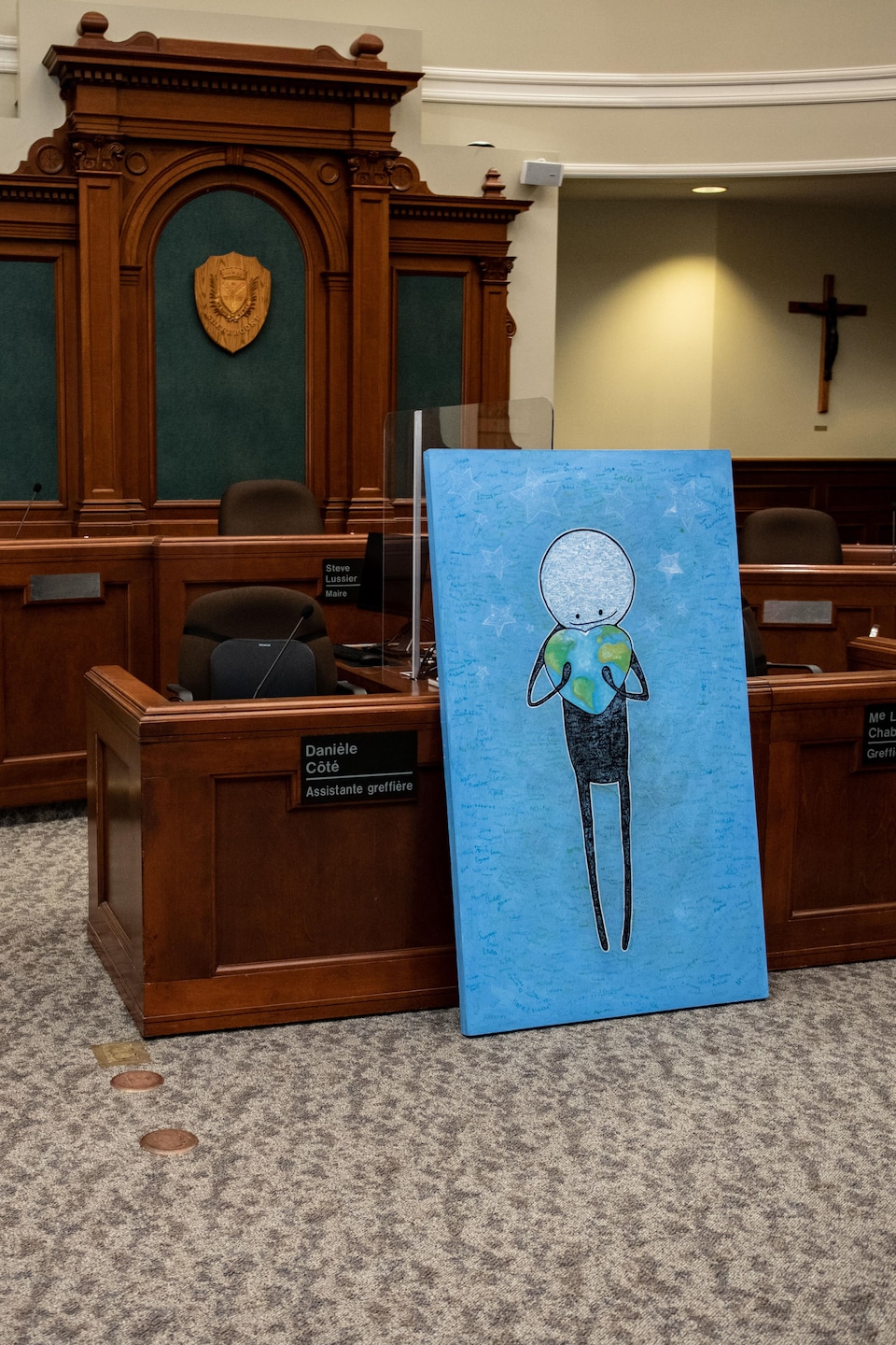 Une grande toile d'Ultra Nan déposée par terre dans la salle du conseil municipal de Sherbrooke.