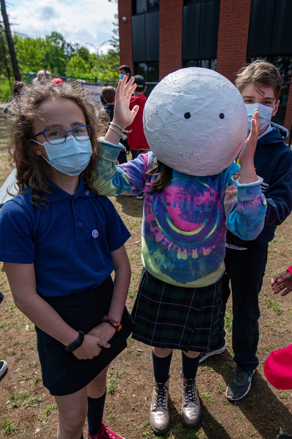 Des enfants s'amusent avec le masque d'Ultra Nan.