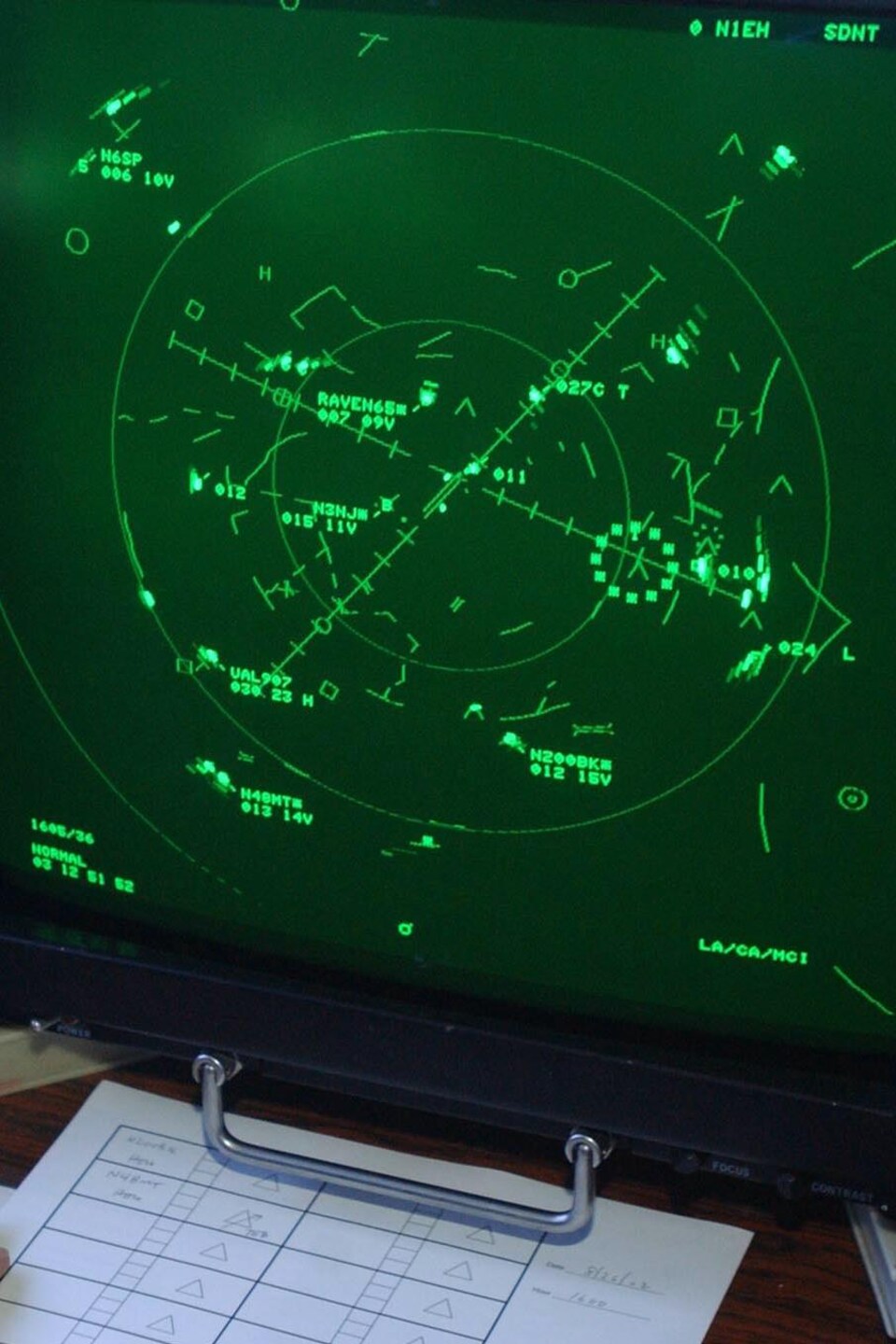 Un contrôleur aérien surveille un écran radar pour coordonner les arrivées et les départs à l'aéroport international de Newark, dans le New Jersey, aux États-Unis, le 26 août 2002. Le cercle en pointillé représente la statue de la Liberté.