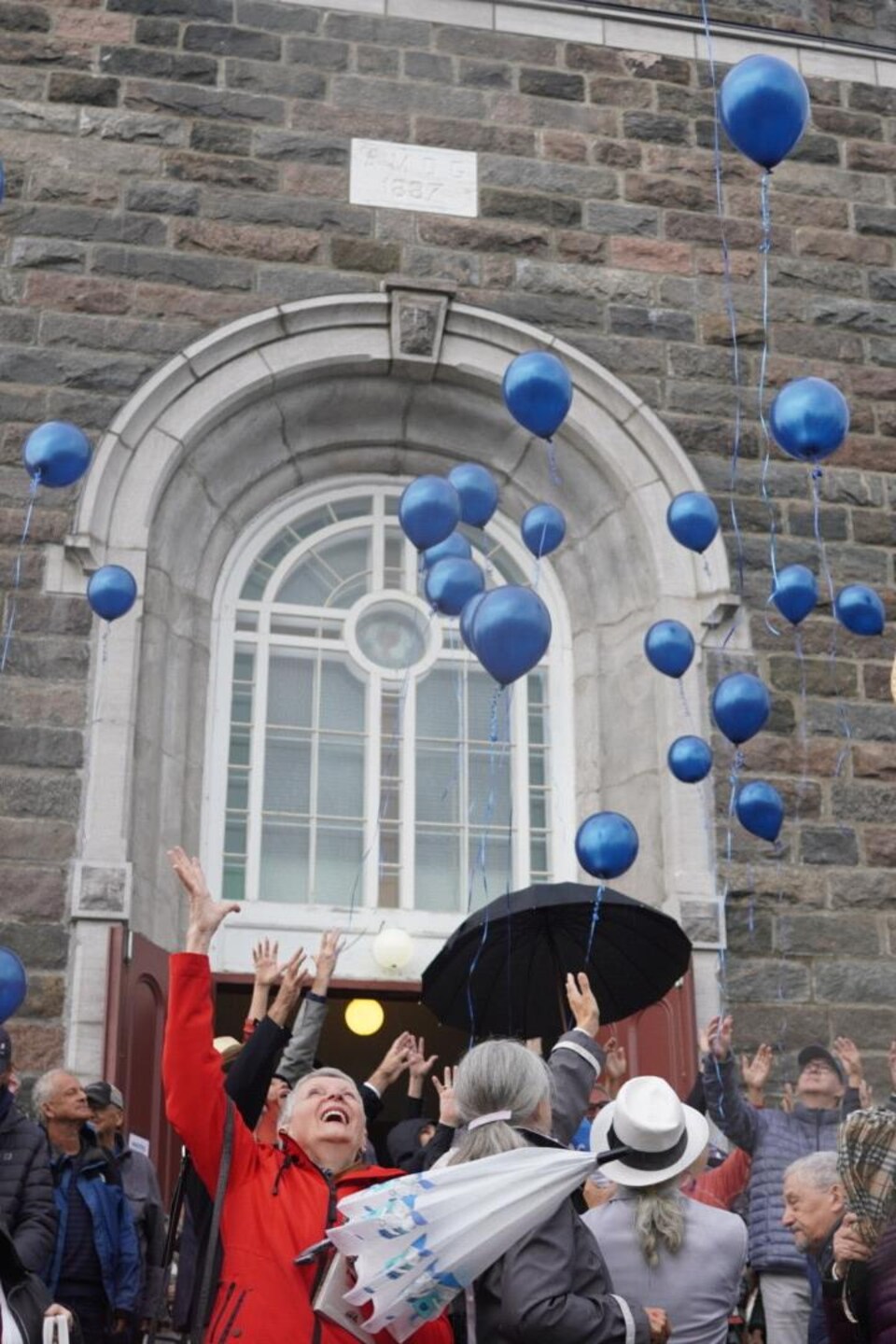 Ballons jetés devant l'église.