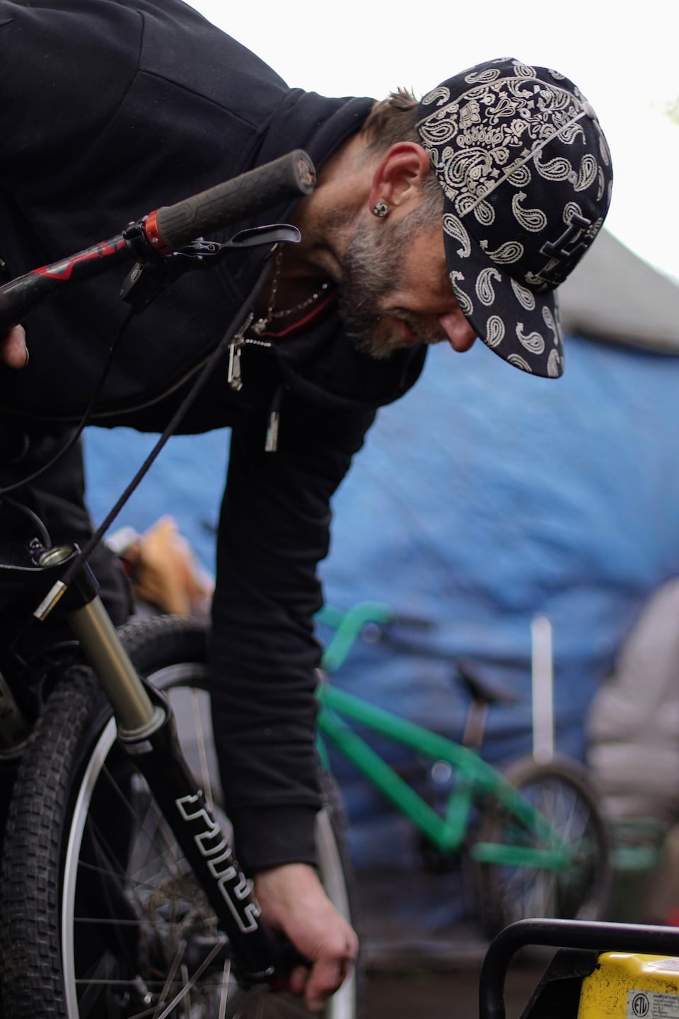Ben Hughes en train de travailler sur un vélo, au parc Crab, à Vancouver, en Colombie-Britannique, à la fin d'octobre 2023.