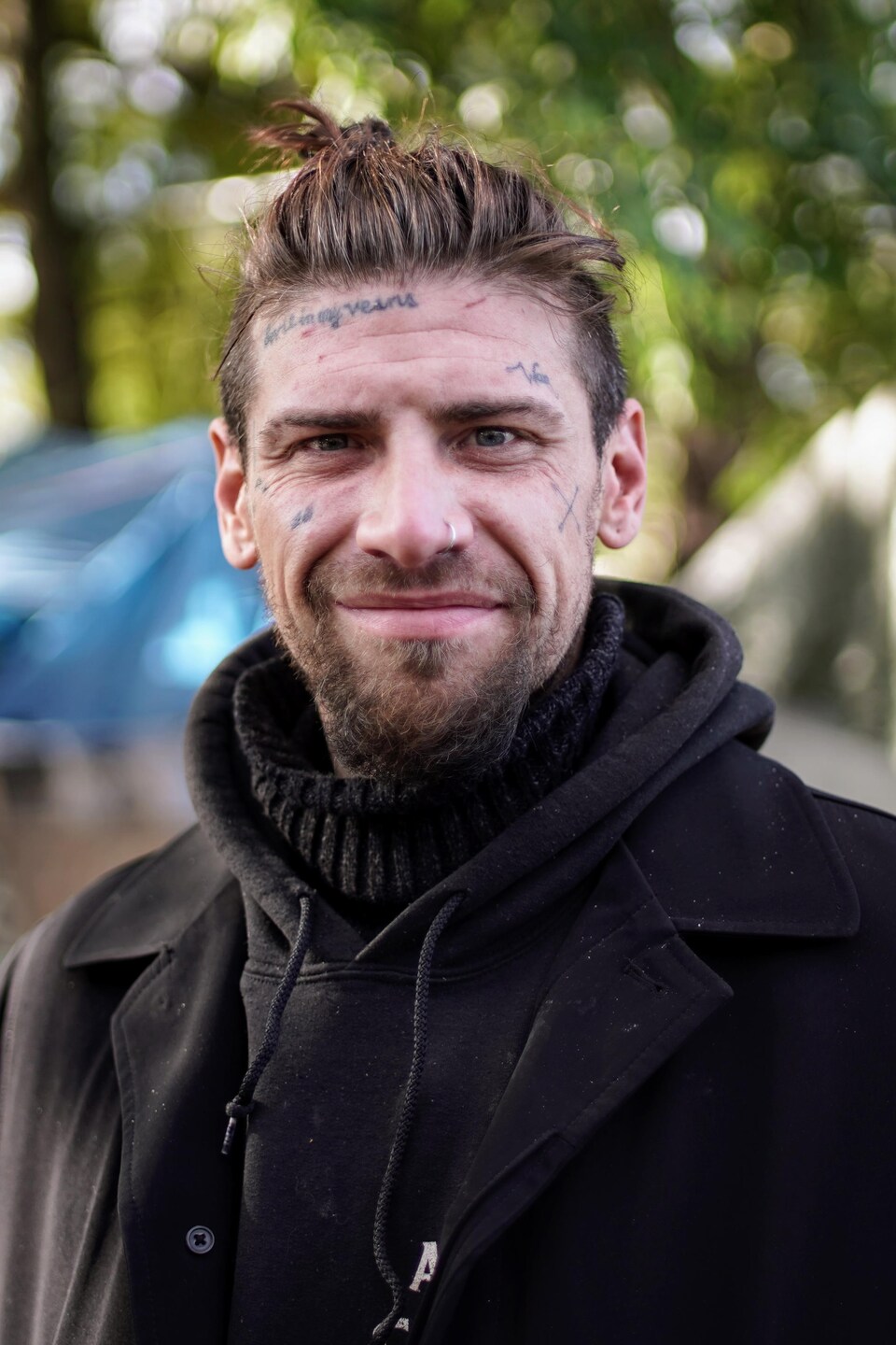 Portrait de Jake souriant, en octobre 2023, à Vancouver.