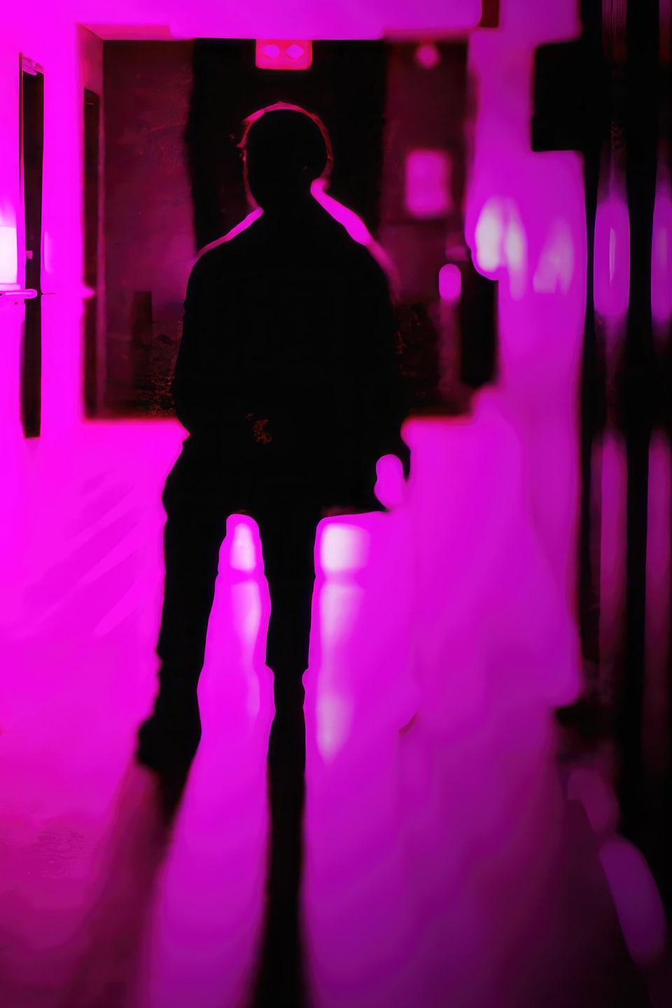 Deux personnes dans un corridor.