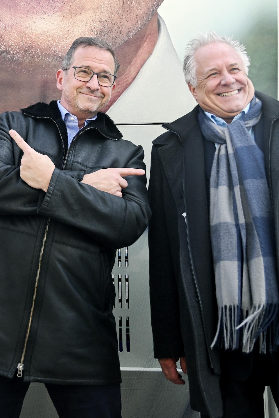 Yves-François Blanchet pointe ses deux candidats en souriant.