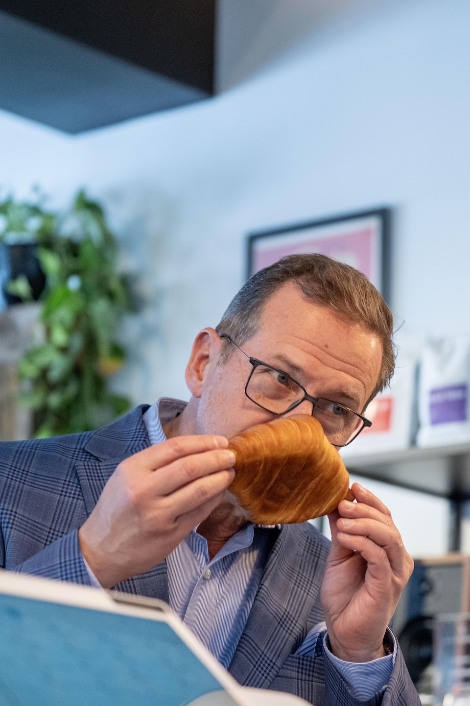 Yves-François Blanchet hume un croissant.