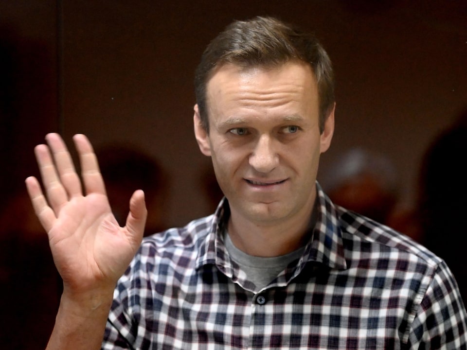 Alexeï Navalny lève la main.