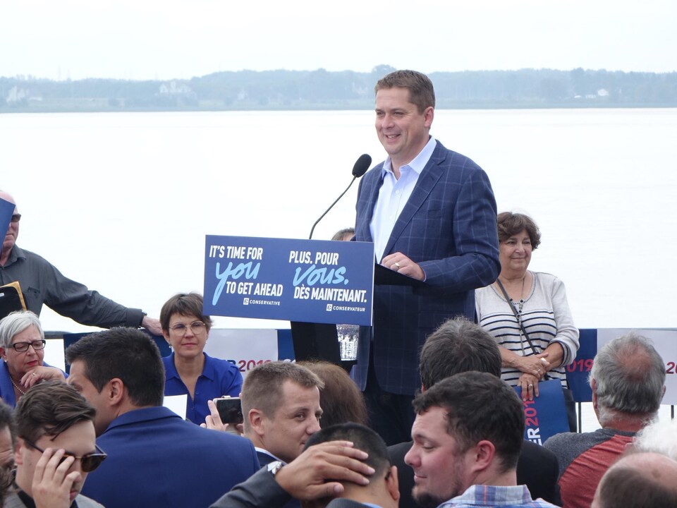 Le chef conservateur fait une annonce devant des partisans à Trois-Rivières.