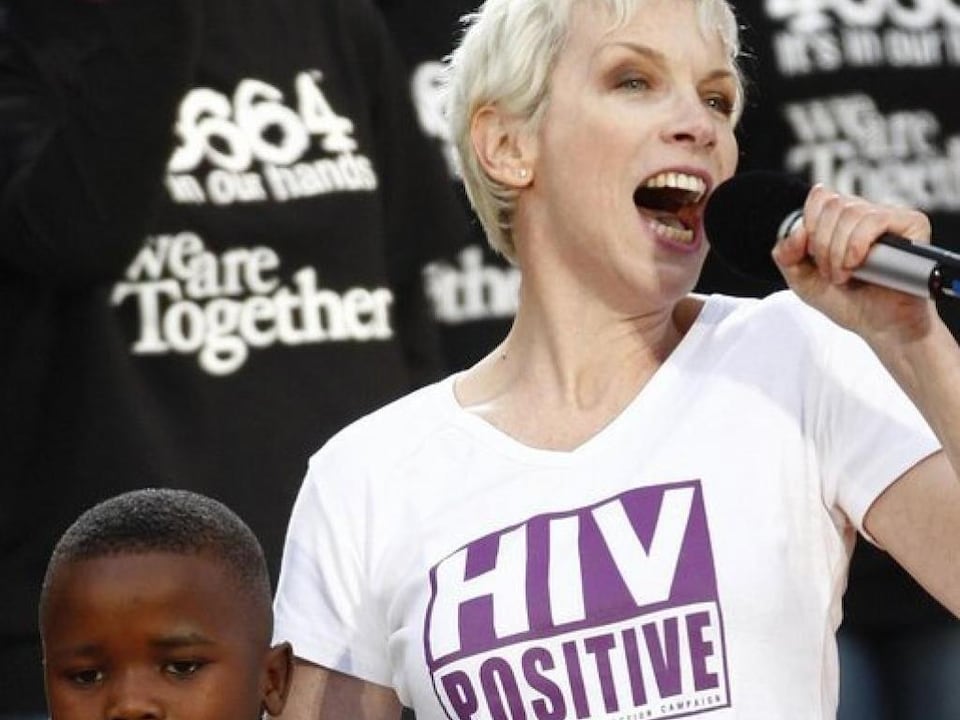 La chanteuse britannique Annie Lennox est ambassadrice du Programme commun des Nations Unies sur le VIH (Onusida). 