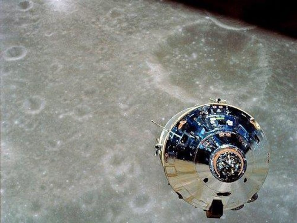 Le module de commande et de service d'Apollo 10 avec la Lune en arrière plan.