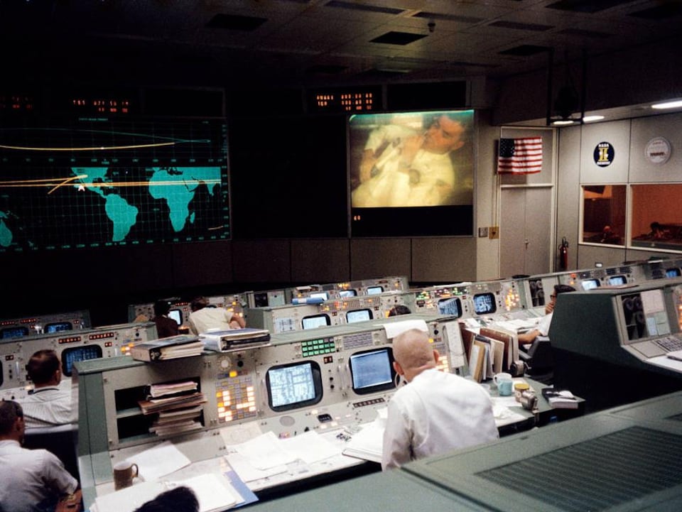 Le centre de contrôle de la NASA à Houston, pendant la crise, le 13 avril 1970. 