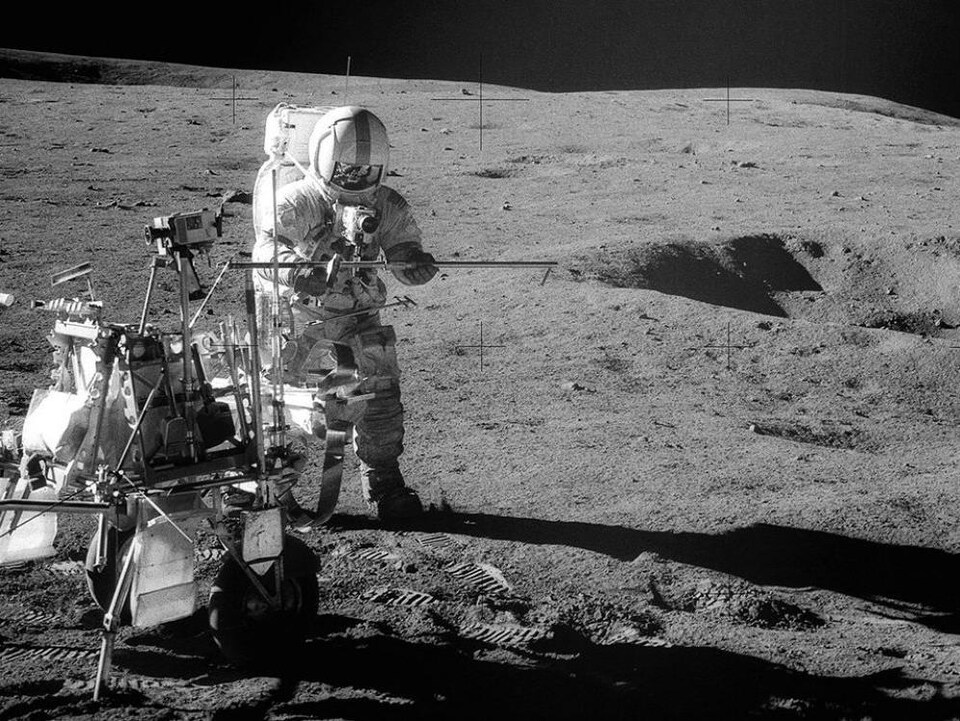 L'astronaute Alan B. Shepard recueille des échantillons de roches lunaires, le 6 février 1971.