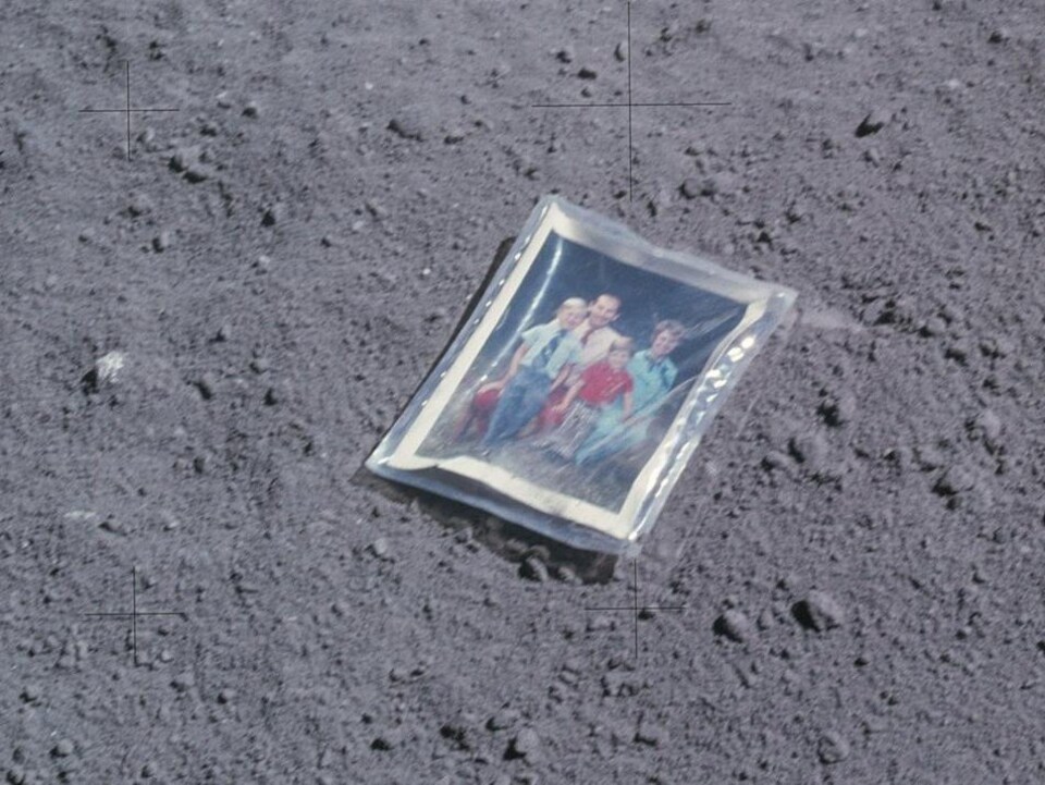 Une photo de famille laissée sur la surface lunaire par l'astronaute Charles Duke.