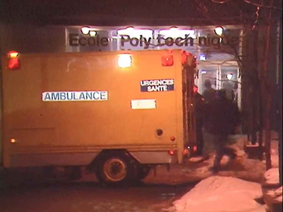 Ambulance devant l'entrée principale de l'École Polytechnique 