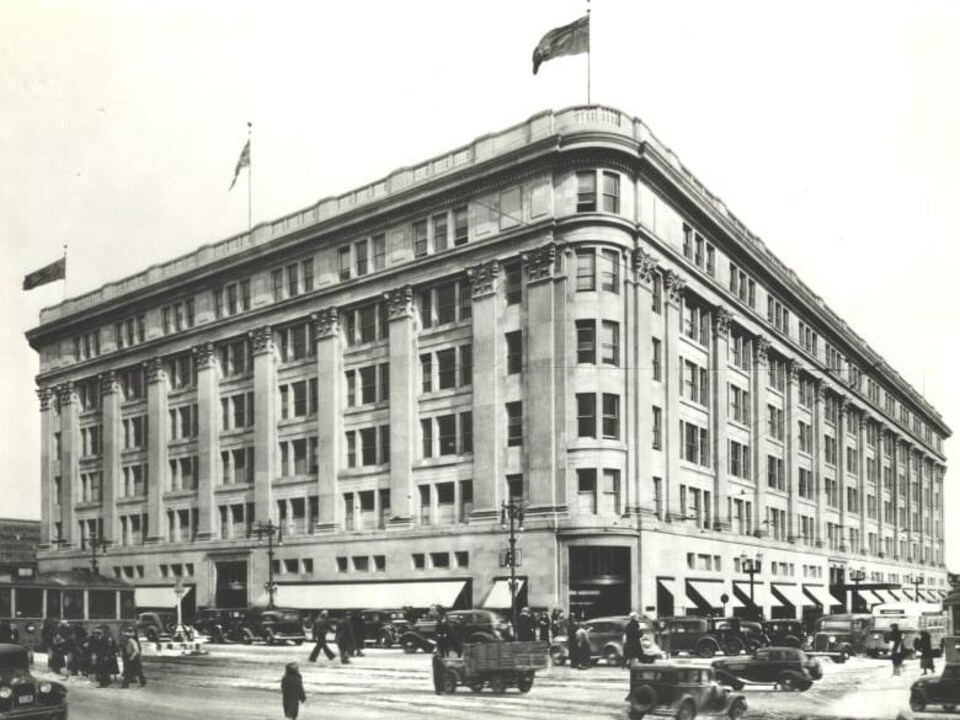 Une image d'archive montrant la façade extérieure d'un immeuble de la Compagnie de la Baie d'Hudson, en 1939.