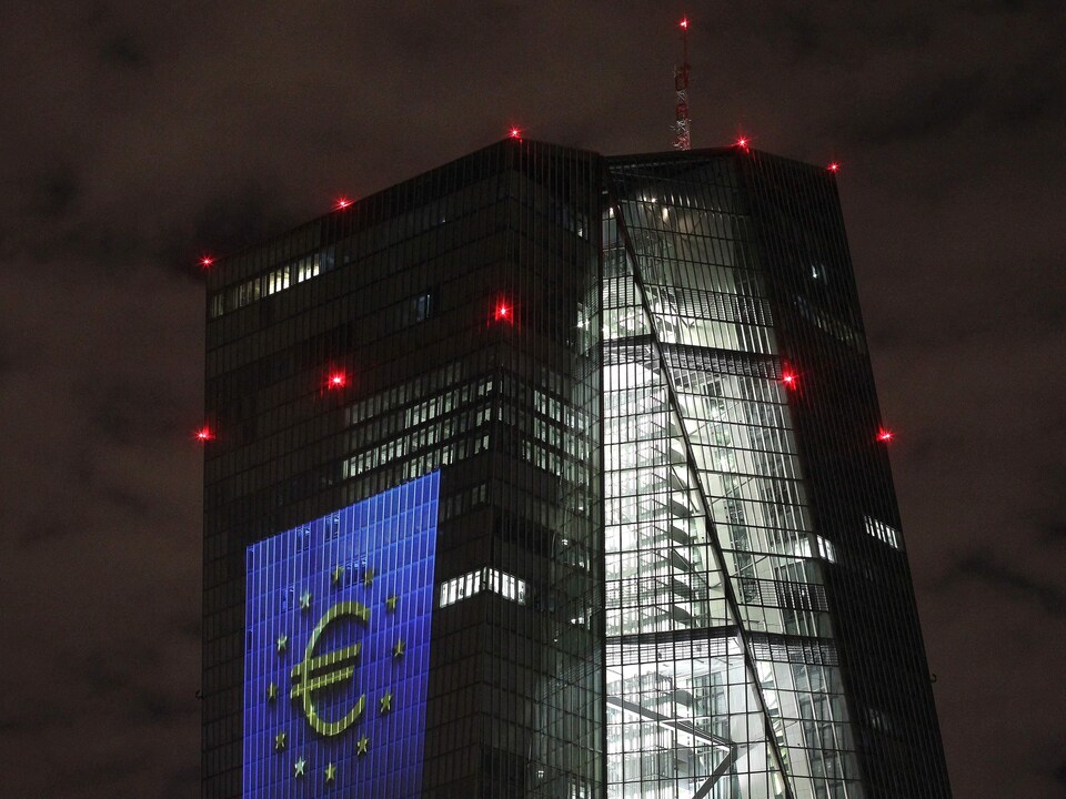 La tour de la Banque centrale européenne, la nuit.