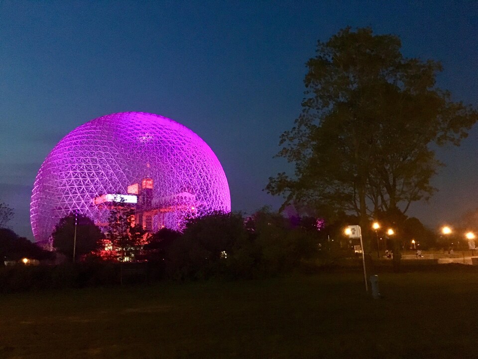 La Biosphère illuminée lors des cérémonies du 375e anniversaire de Montréal.