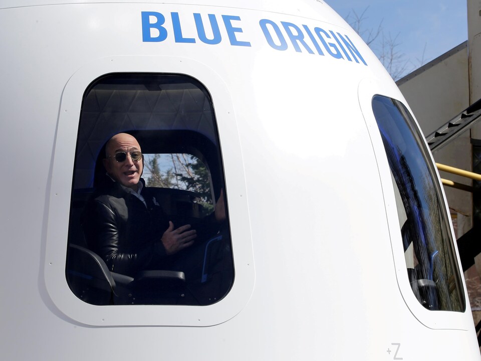 Le fondateur de Blue Origin prend position dans une reconstitution de son module spatial lors d'une rencontre avec la presse à Colorado Springs le 26 avril 2021.
