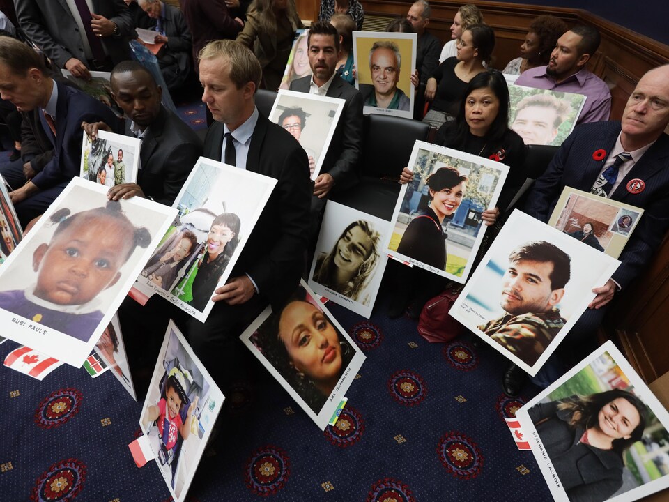 À Washington, des familles endeuillées montrent des photos de leurs proches disparus dans l’écrasement d’un Boeing 737 MAX.