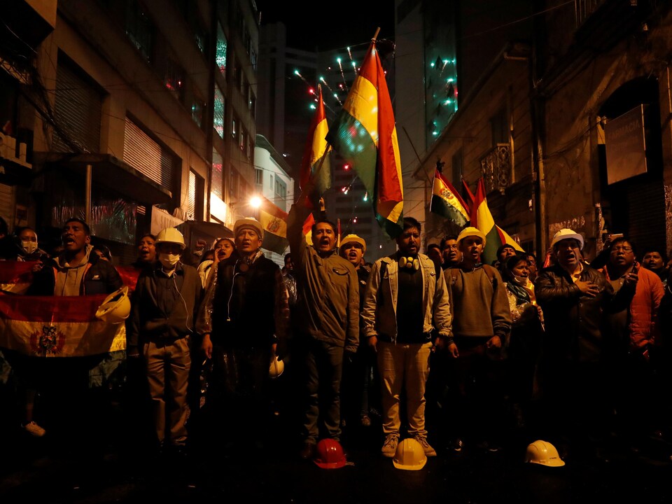 De nombreuses personnes prenaient part à une manifestation contre le président de la Bolivie, Evo Morales, le soir du 8 novembre 2019, à La Paz.