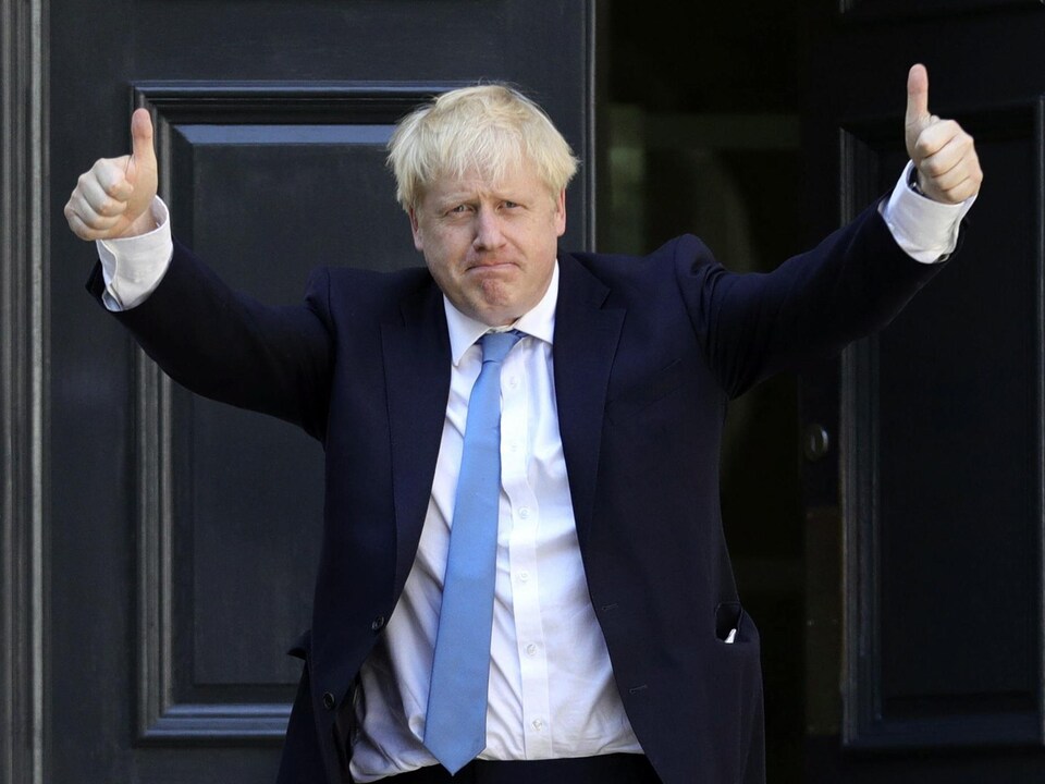 Boris Johnson, les deux pouces en l'air en signe de victoire