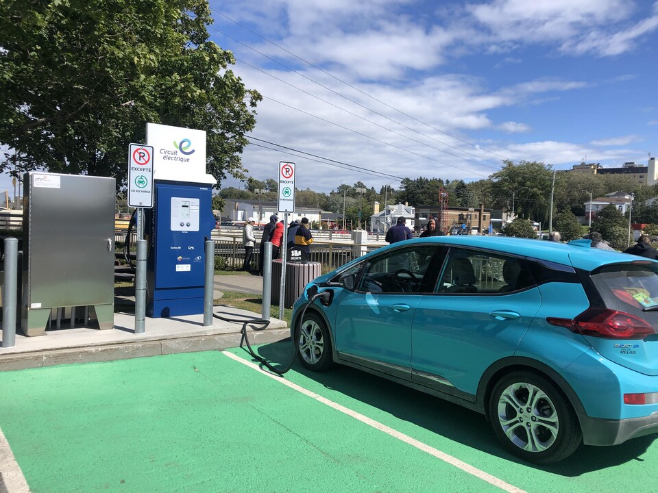 An electric vehicle is charged at the Matane fast charging station. 
