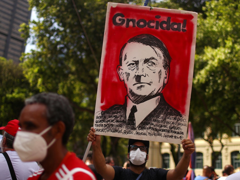 Une affiche dépeignant Jair Bolsonaro avec une moitié du visage en Adolf Hitler. 