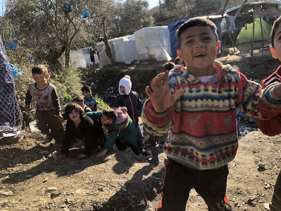 Des enfants dans un camp de réfugiés en Grèce.