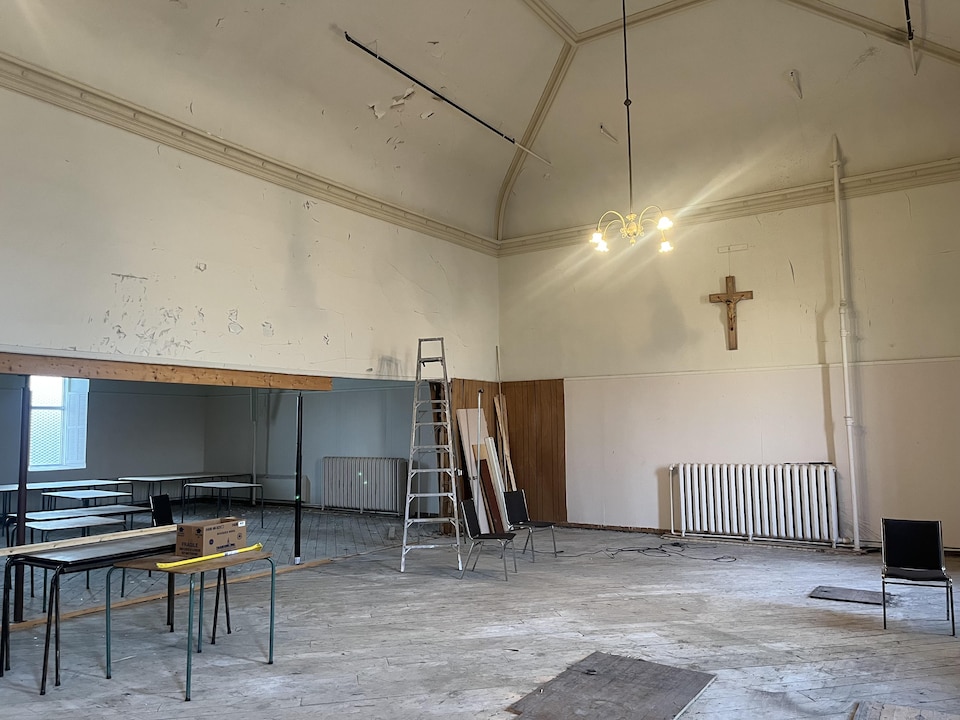 Une salle vide avec une croix.