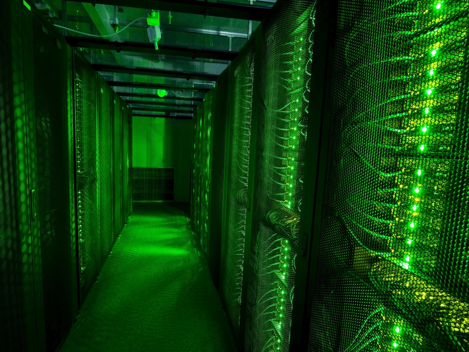 Des serveurs dans un centre de données islandais.
