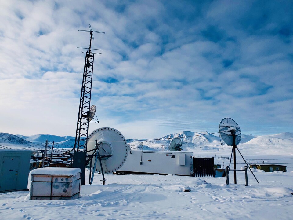 Une vue de différents types d'antennes de télécommunications dans le hameau de Qikiqtarjuaq, au Nunavut.