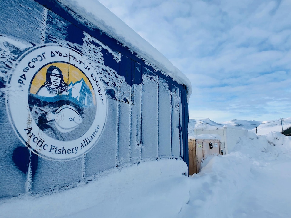 Vue d'un conteneur de l'entreprise de pêche Arctic Fishery Alliance à Qikiqtarjuaq, au Nunavut
