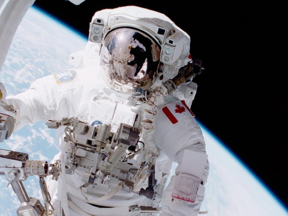 L'astronaute Chris Hadfield dans l'espace.