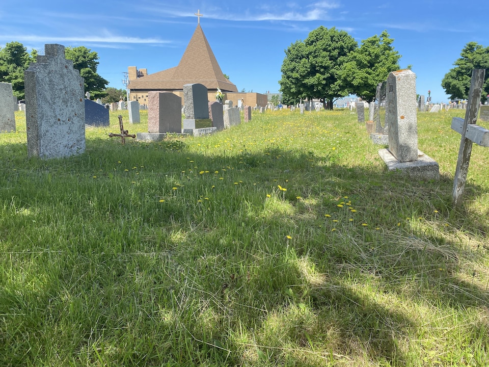 Un cimetière demande beaucoup d'entretien pendant la saison estivale.