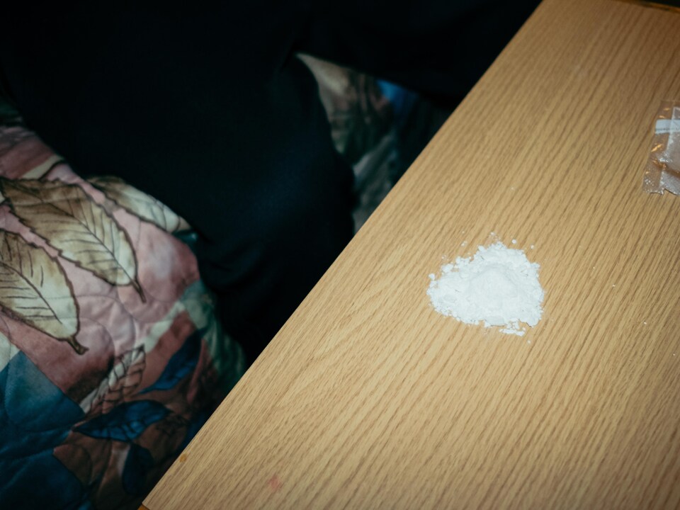 De la cocaïne sur une table. 