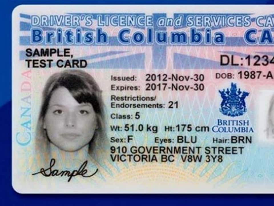 Gros plan sur une BC Services Card de la Colombie-Britannique avec la photographie d'une femme.