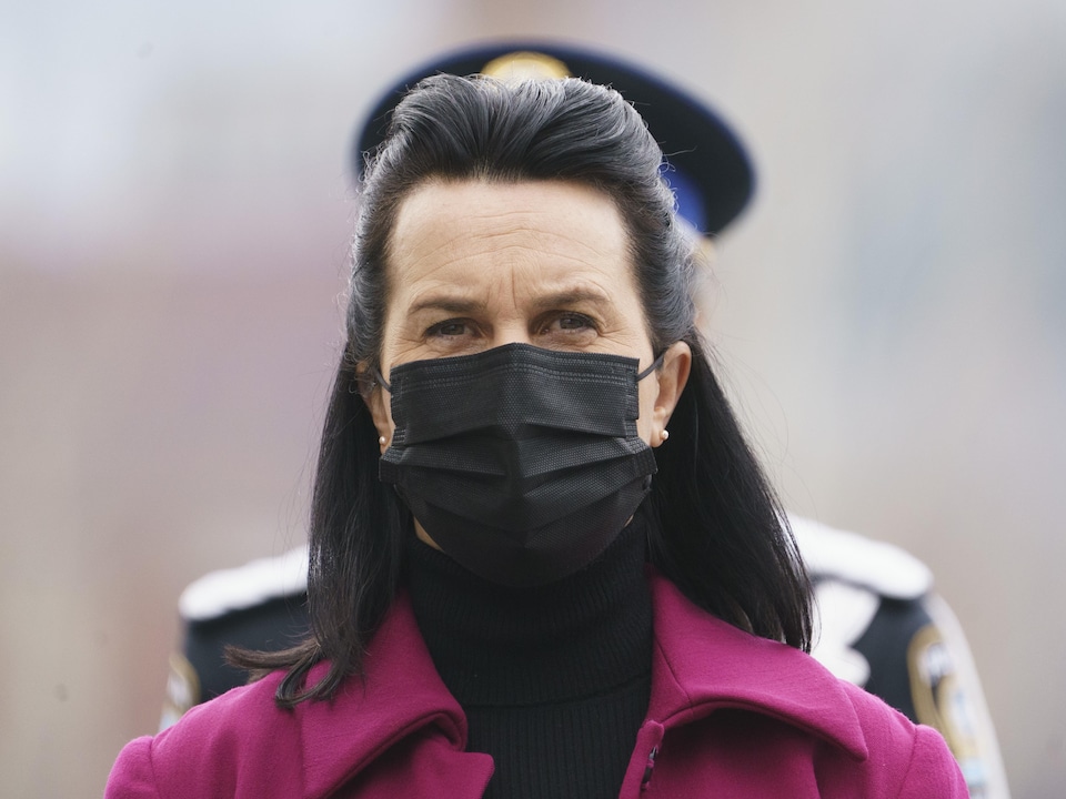 Gros plan de la mairesse de Montréal Valérie Plante, debout et portant un masque.