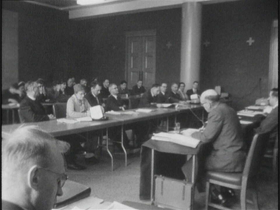 Mgr Alphonse-Marie Parent.en 1962 alors qu'il préside la commission portant son nom.